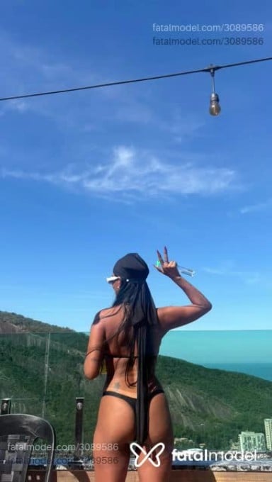 Acompanhante mulher morena (o) de olhos pretos em Rio de Janeiro Acompanhante mulher morena (o) de olhos pretos em Rio de Janeiro - Val
