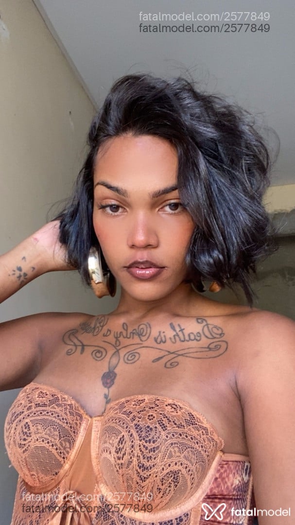 Acompanhante mulher trans com cabelo castanho de olhos castanhos em Petrolina Acompanhante mulher trans com cabelo castanho de olhos castanhos em Petrolina - Vivih Mendes