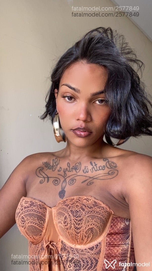 Acompanhante mulher trans com cabelo castanho de olhos castanhos em Petrolina Acompanhante mulher trans com cabelo castanho de olhos castanhos em Petrolina - Vivih Mendes