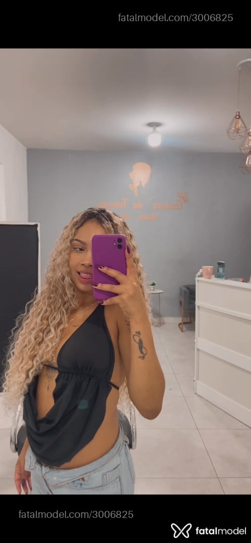 Acompanhante mulher loira (o) de olhos castanhos em Inhapim - Hilary Amorim