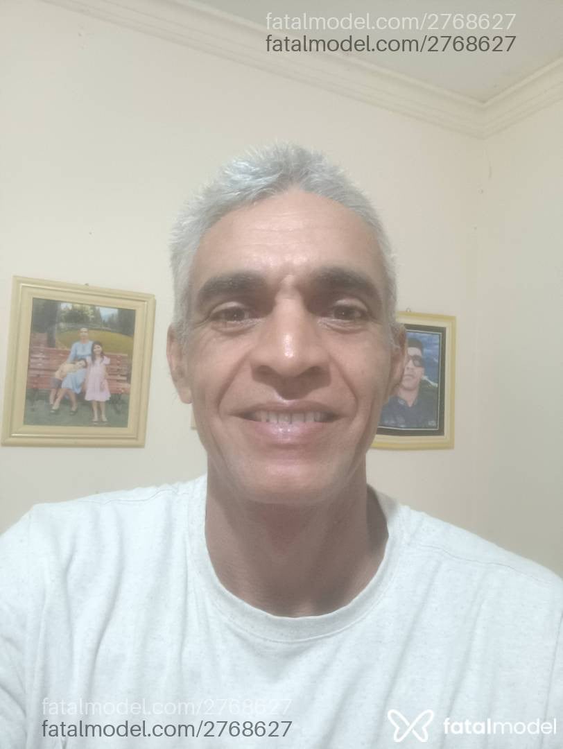 Acompanhante homem com cabelo grisalho de olhos castanhos - Osnar Acompanhante homem com cabelo grisalho de olhos castanhos - Osnar