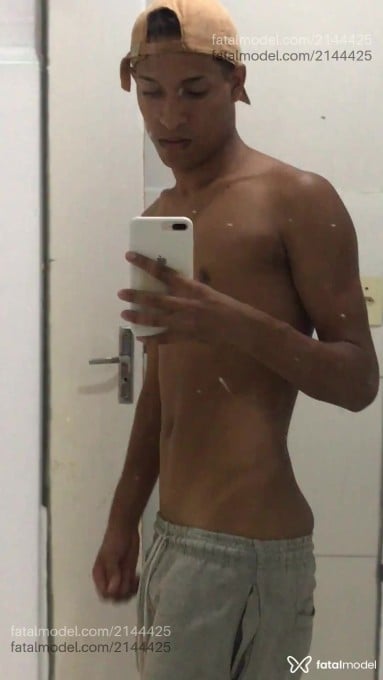 Acompanhante homem morena (o) de olhos castanhos em Virtual - Tenorioh