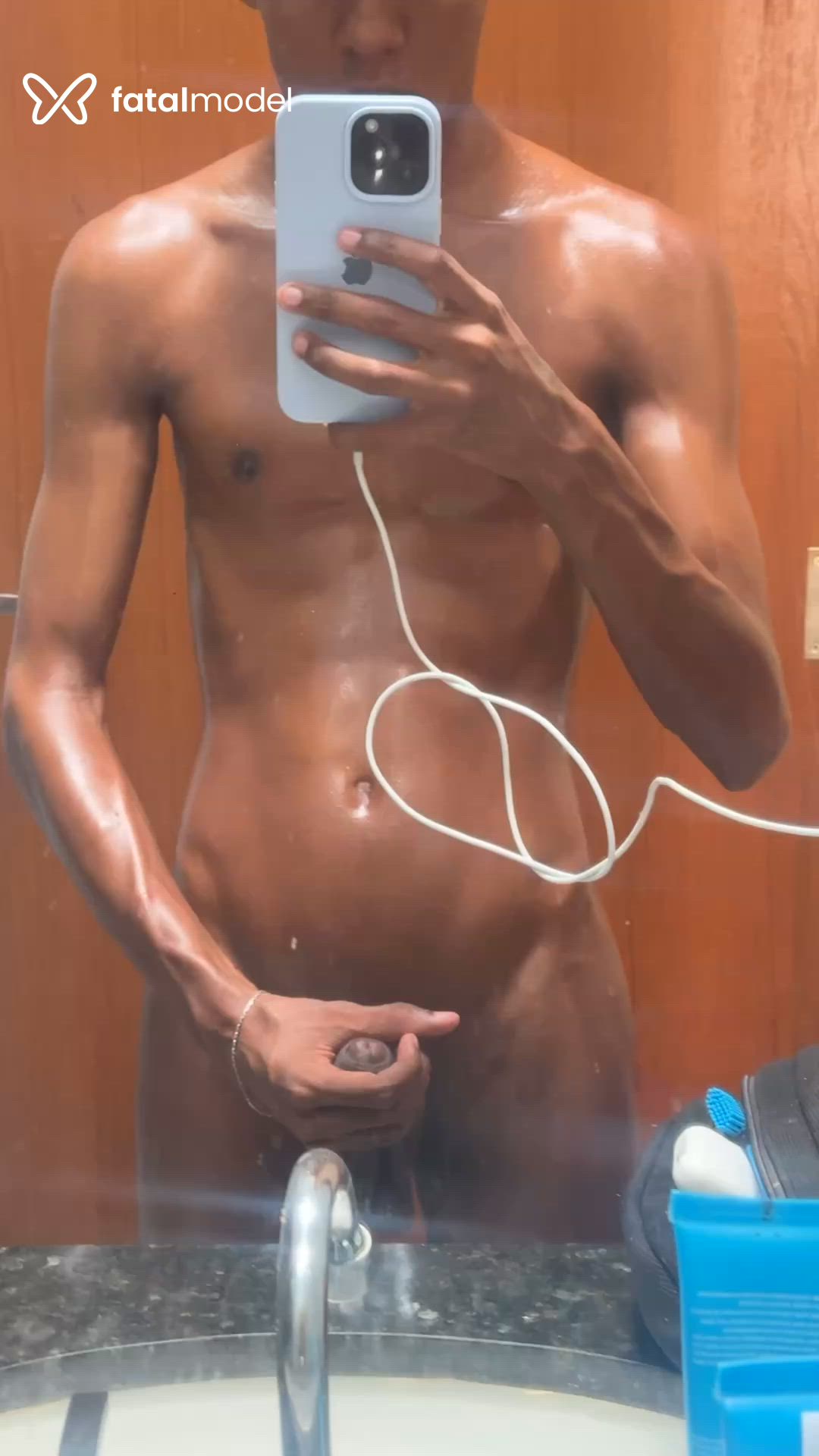 Acompanhante homem morena (o) de olhos pretos - Dotadobenjamin