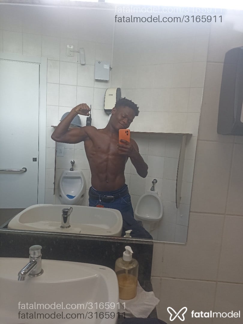 Acompanhante homem morena (o) de olhos castanhos em Itajaí - Mosih