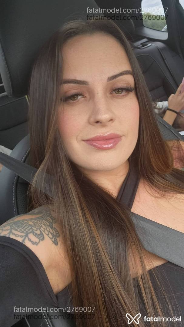 Acompanhante mulher com cabelo castanho de olhos verdes - Alessandra