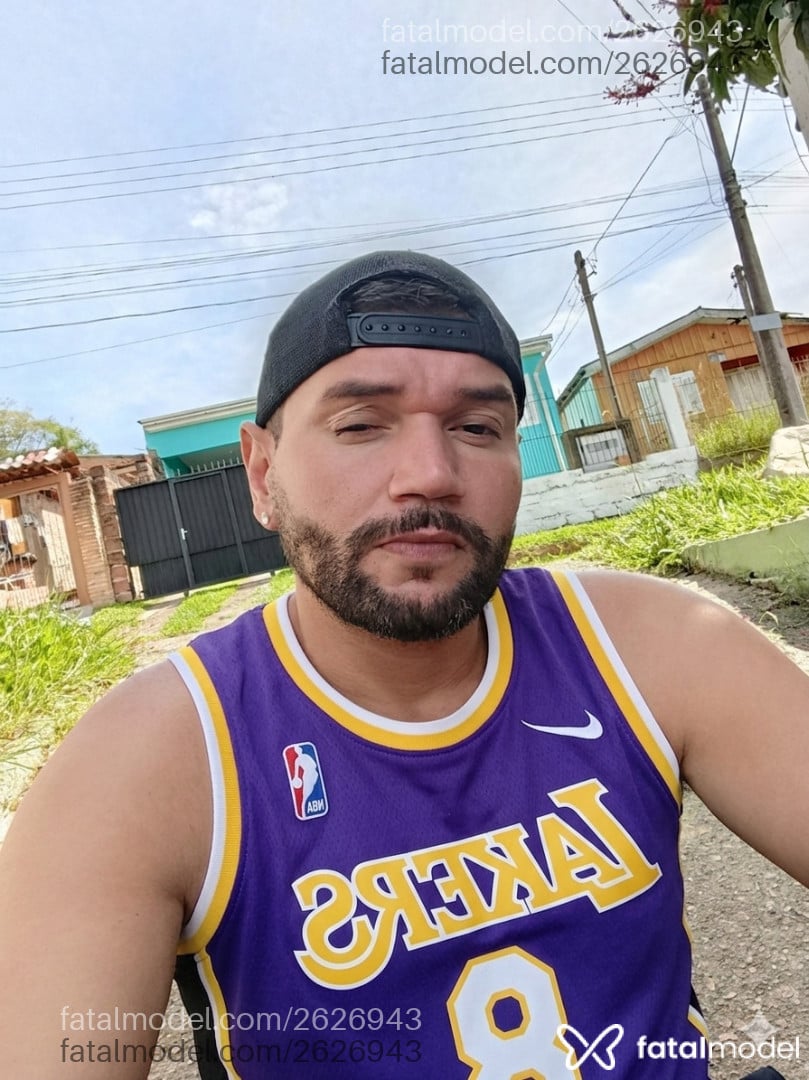 Acompanhante homem com cabelo castanho de olhos castanhos em Porto Alegre - Makalister