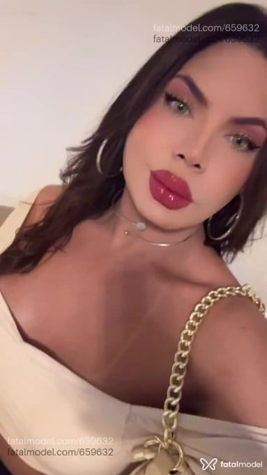 Acompanhante mulher trans com cabelo colorido de olhos castanhos em Cuiabá - Fernanda Nakamura