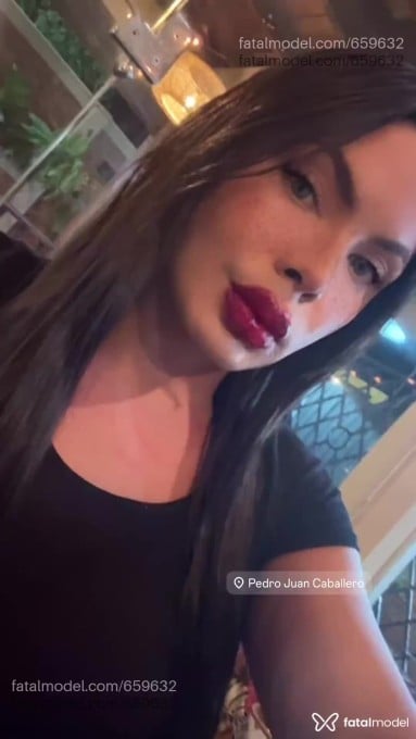 Acompanhante mulher trans com cabelo colorido de olhos castanhos em Cuiabá - Fernanda Nakamura