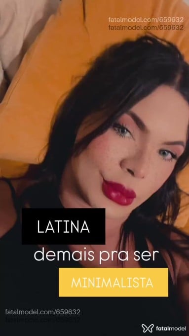 Acompanhante mulher trans com cabelo colorido de olhos castanhos em Cuiabá - Fernanda Nakamura