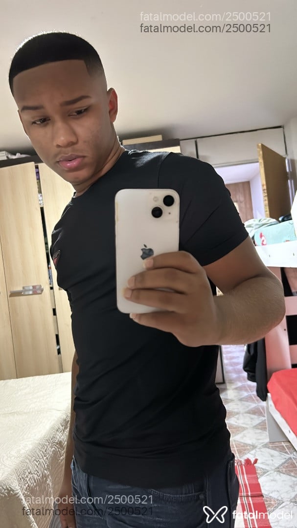 Acompanhante homem morena (o) de olhos castanhos em Nova Iguaçu - Tomaz