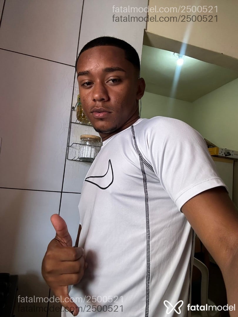 Acompanhante homem morena (o) de olhos castanhos em Nova Iguaçu - Tomaz