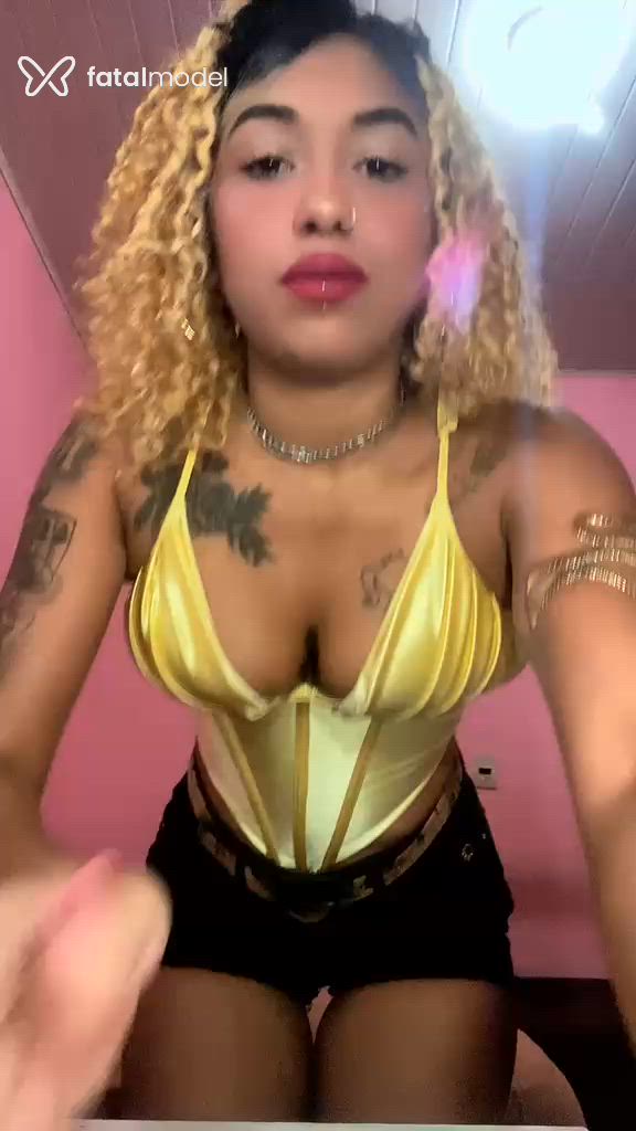 Acompanhante mulher loira (o) de olhos castanhos - Ester