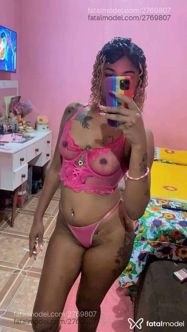 Acompanhante mulher loira (o) de olhos castanhos - Ester