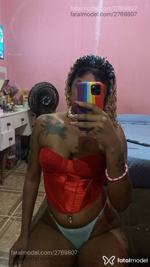 Acompanhante mulher loira (o) de olhos castanhos - Ester