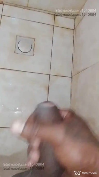 Acompanhante homem com cabelo castanho de olhos castanhos em Virtual Acompanhante homem com cabelo castanho de olhos castanhos em Virtual - Preto