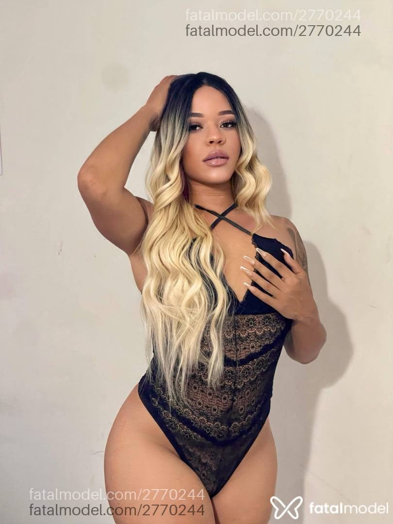 Acompanhante mulher trans loira (o) de olhos mel - Aline Barbosa