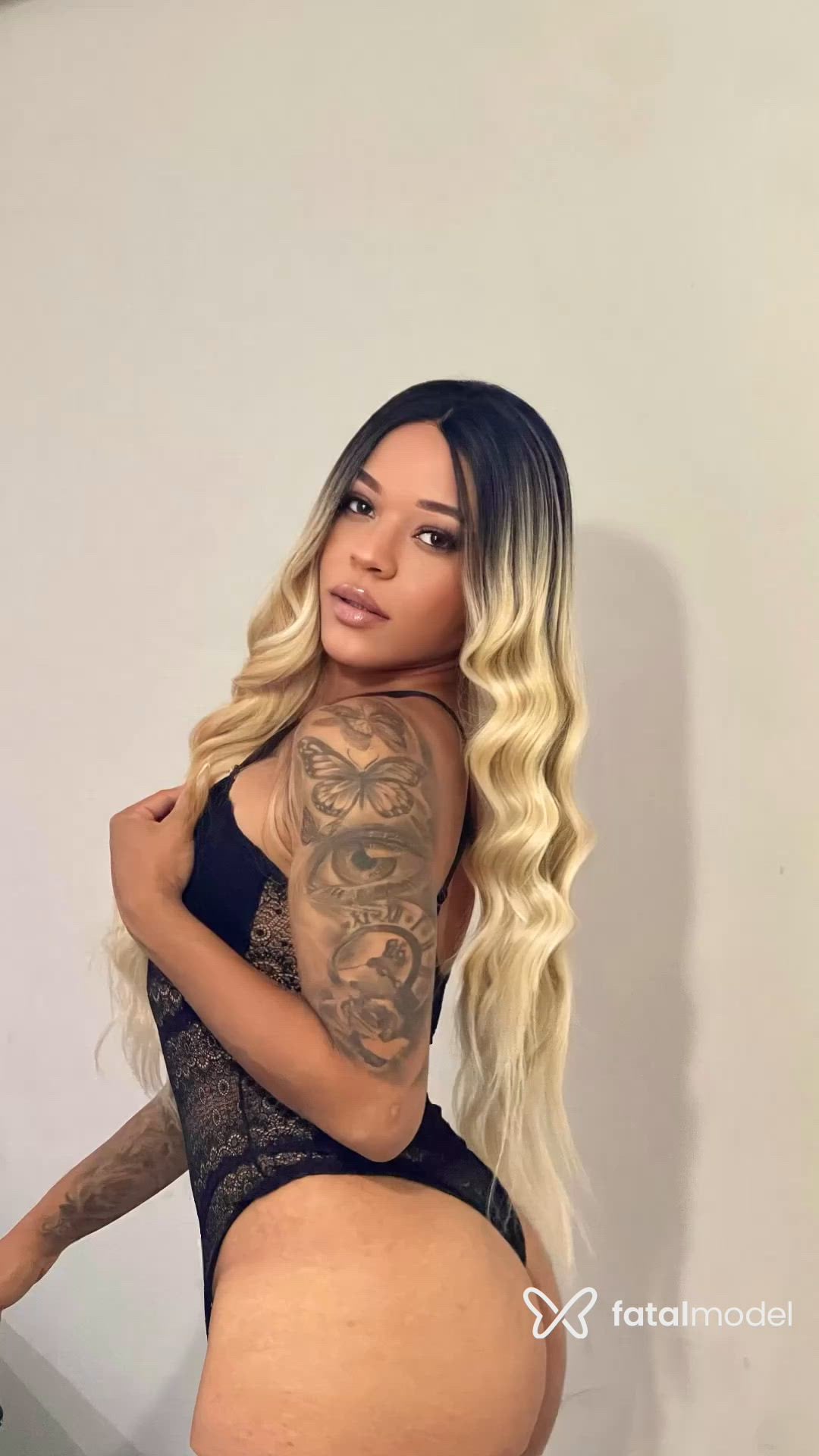 Acompanhante mulher trans loira (o) de olhos mel - Aline Barbosa