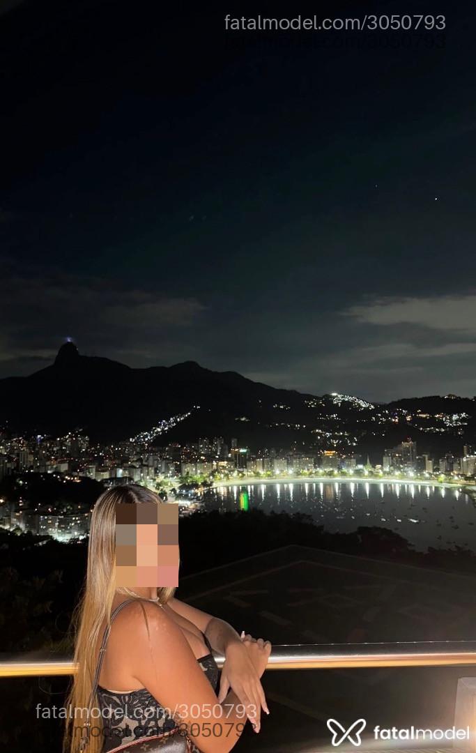 Acompanhante mulher loira (o) de olhos castanhos em Macaé - Larissa