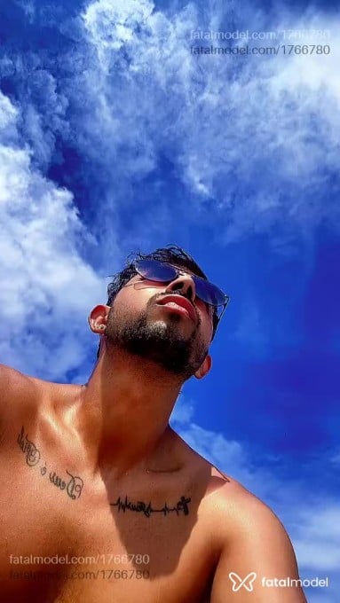 Acompanhante homem morena (o) de olhos castanhos em Balneário Camboriú - Theo Privée