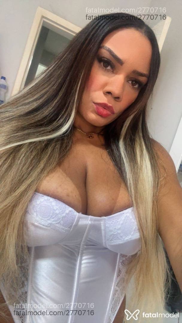 Acompanhante mulher morena (o) de olhos castanhos - índiia