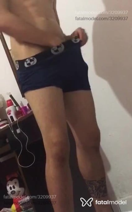 Acompanhante homem com cabelo castanho de olhos castanhos em Itapecerica da Serra Acompanhante homem com cabelo castanho de olhos castanhos em Itapecerica da Serra - Ventura