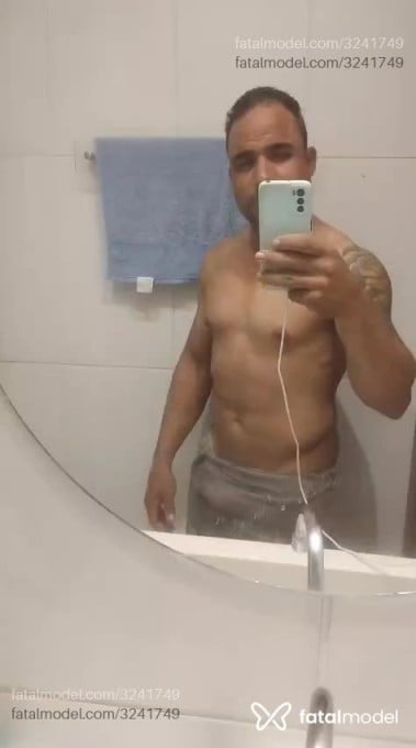 Acompanhante homem com cabelo castanho de olhos castanhos - Bellud Acompanhante homem com cabelo castanho de olhos castanhos - Bellud