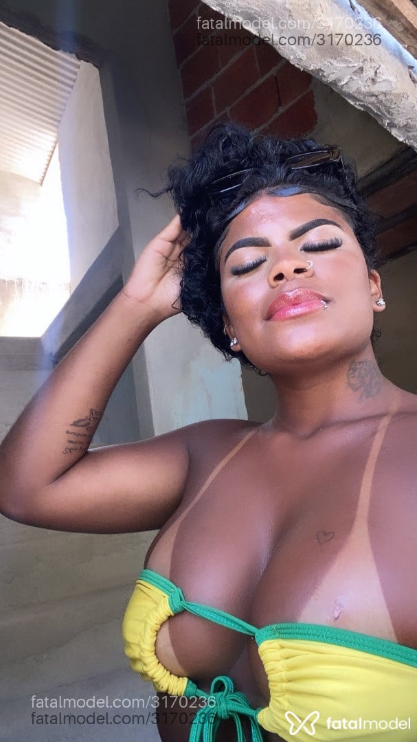 Acompanhante mulher morena (o) de olhos pretos em Rio de Janeiro Acompanhante mulher morena (o) de olhos pretos em Rio de Janeiro - Morena