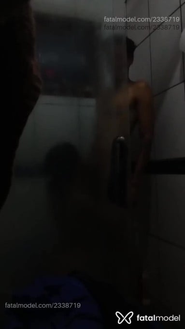 Acompanhante homem com cabelo castanho de olhos pretos - Liphenovinhocm