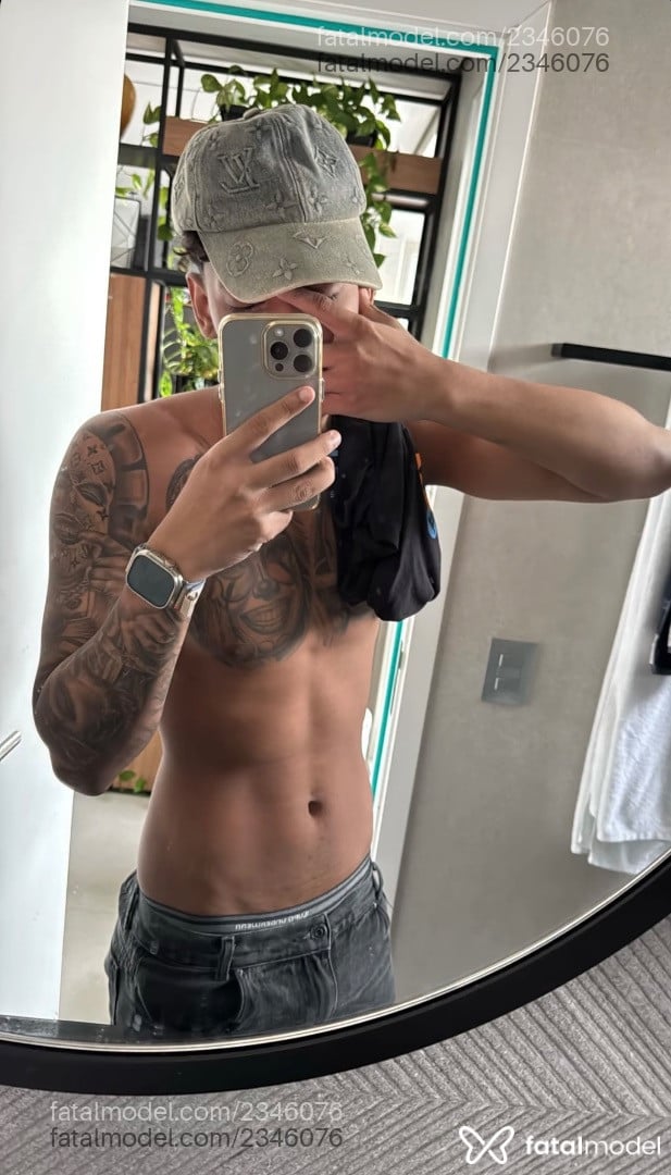 Acompanhante homem morena (o) de olhos castanhos em Virtual Acompanhante homem morena (o) de olhos castanhos em Virtual - Wenderson