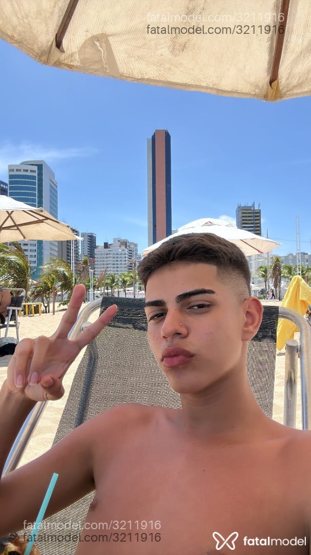 Acompanhante homem com cabelo castanho de olhos pretos - Lucas