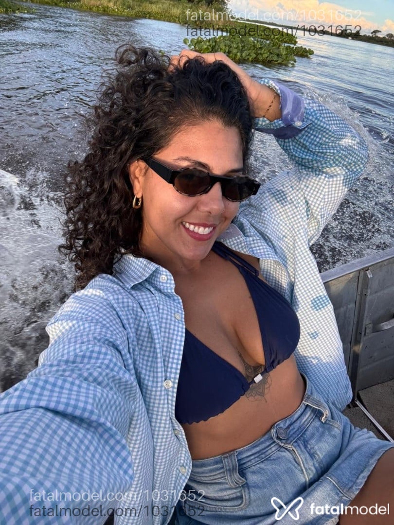Acompanhante mulher com cabelo castanho de olhos castanhos - Luua Acompanhante mulher com cabelo castanho de olhos castanhos - Luua
