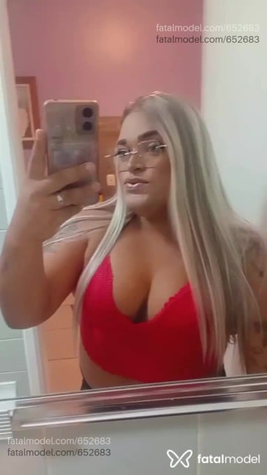 Acompanhante mulher trans com cabelo castanho de olhos castanhos - Nicky Acompanhante mulher trans com cabelo castanho de olhos castanhos - Nicky