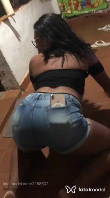 Acompanhante mulher trans com cabelo castanho de olhos castanhos em Macaé - Gutierrez
