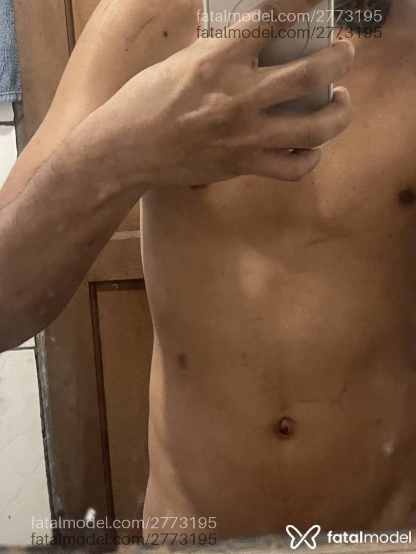 Acompanhante não-binário com cabelo castanho de olhos pretos - Eduardo