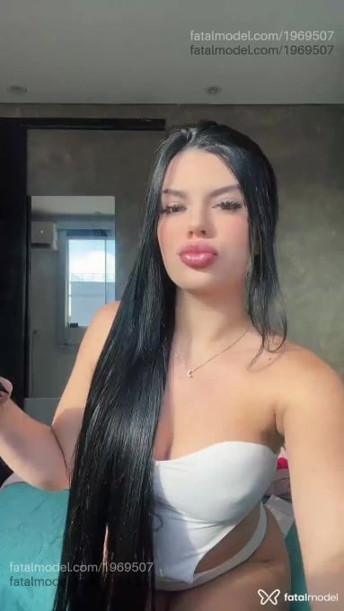 Acompanhante mulher com cabelo castanho de olhos verdes em São Paulo - Maitê Dias