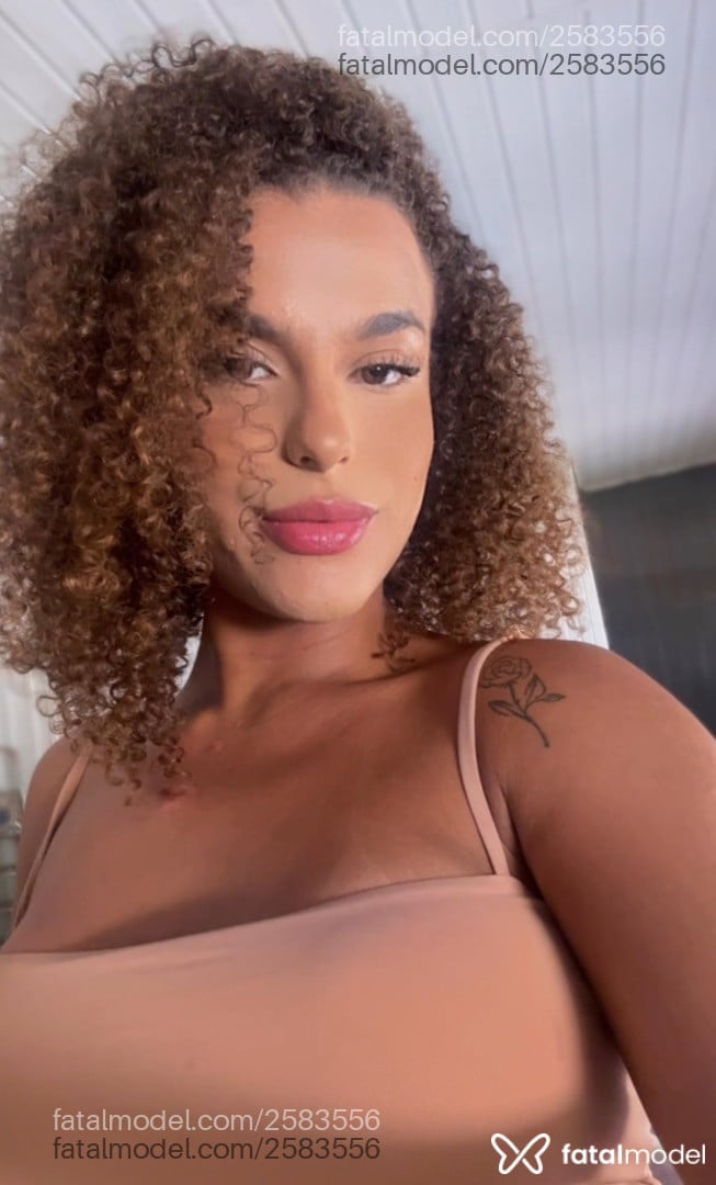Acompanhante mulher trans com cabelo castanho de olhos castanhos em Nova Prata - Morenacacheada