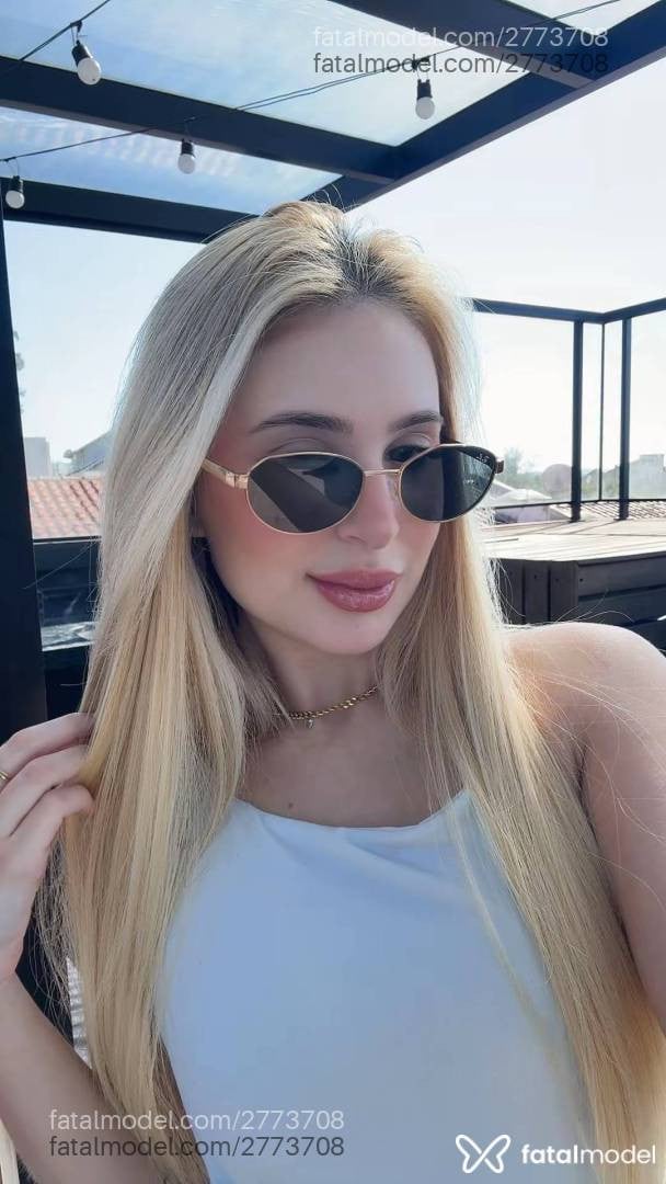Acompanhante mulher loira (o) de olhos castanhos - Julia