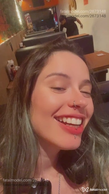 Acompanhante mulher com cabelo colorido de olhos castanhos em Goiânia - Blue Angel