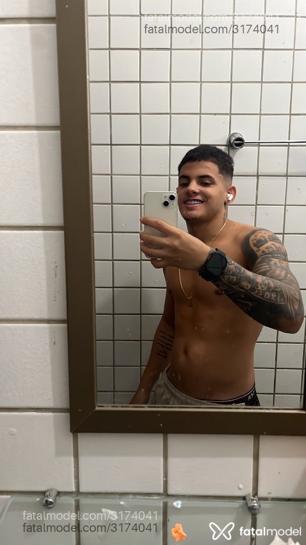 Acompanhante homem com cabelo castanho de olhos castanhos - João Victor Acompanhante homem com cabelo castanho de olhos castanhos - João Victor