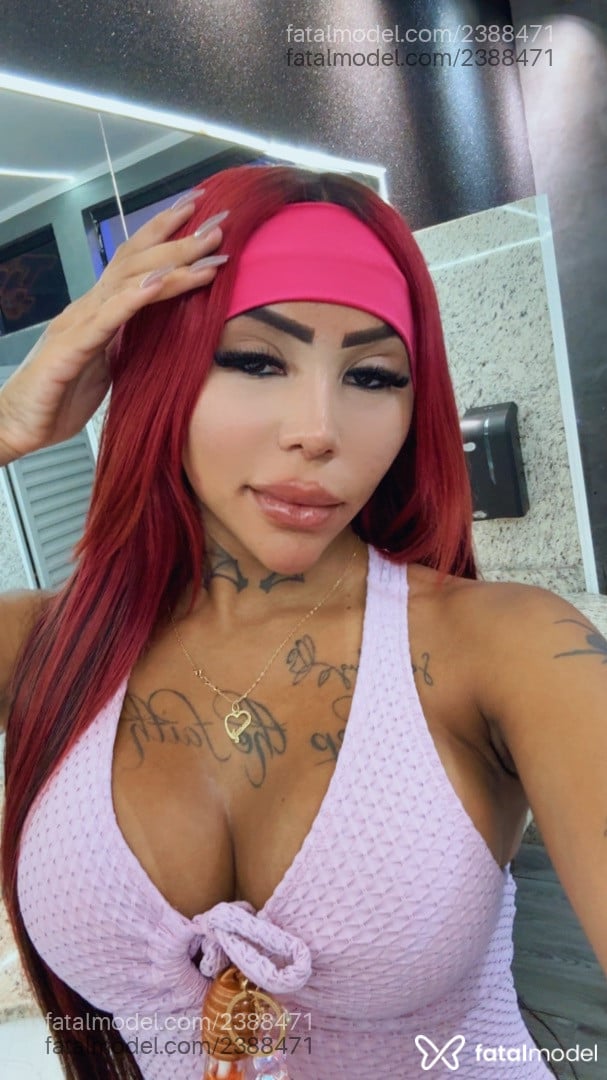 Acompanhante mulher com cabelo castanho de olhos pretos - Barbielem