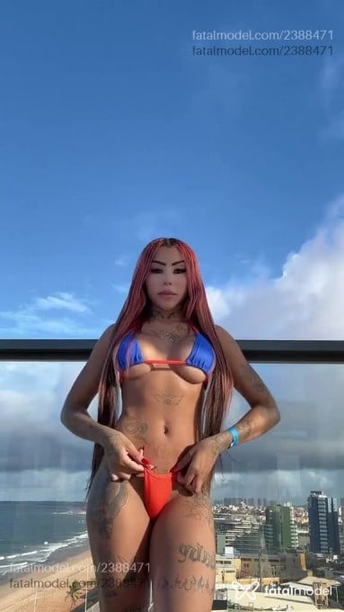 Acompanhante mulher com cabelo castanho de olhos pretos - Barbielem