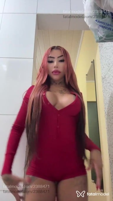 Acompanhante mulher com cabelo castanho de olhos pretos - Barbielem