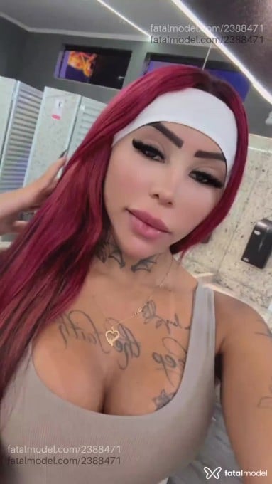 Acompanhante mulher com cabelo castanho de olhos pretos - Barbielem