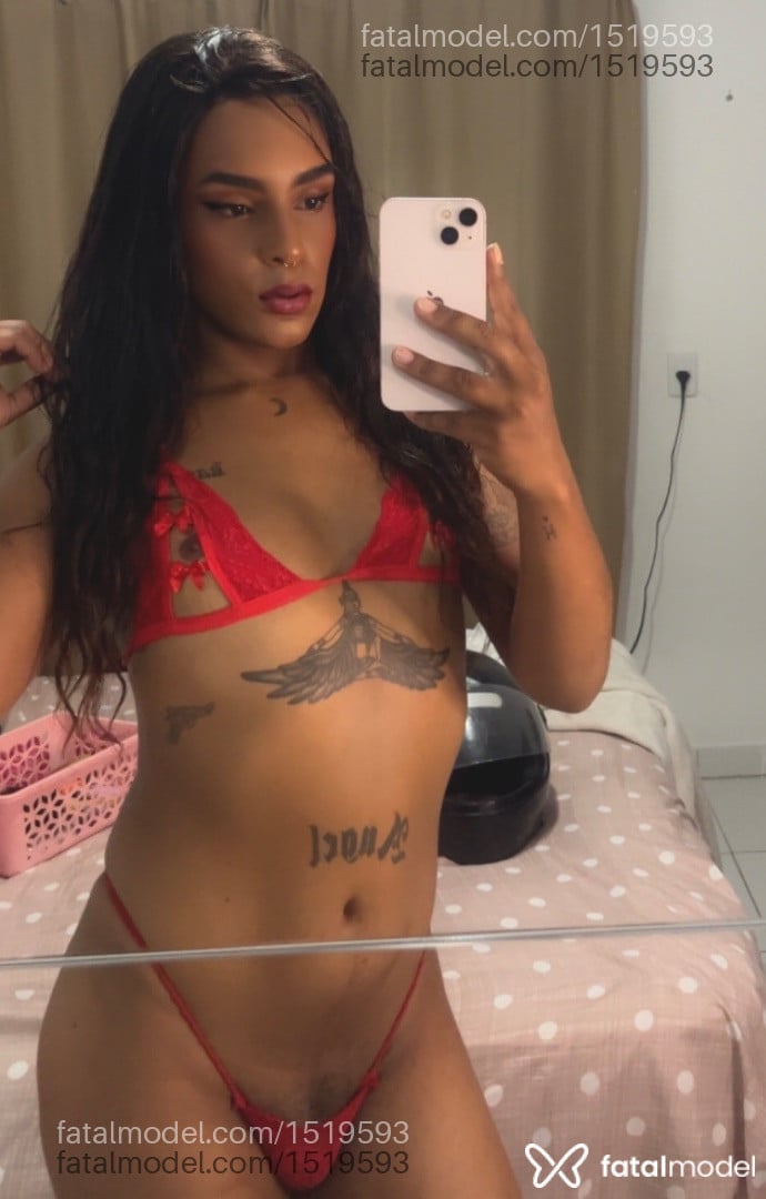Acompanhante mulher trans com cabelo castanho de olhos castanhos em Bombinhas - Lyrena