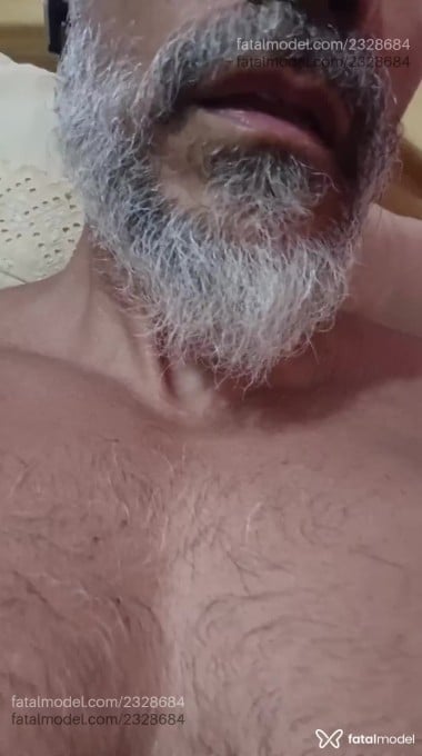 Acompanhante homem com cabelo grisalho de olhos castanhos em Virtual - Lord Zion