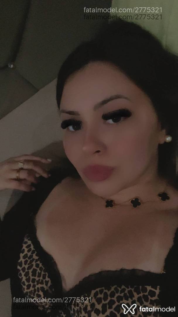 Acompanhante mulher loira (o) de olhos castanhos - Julia