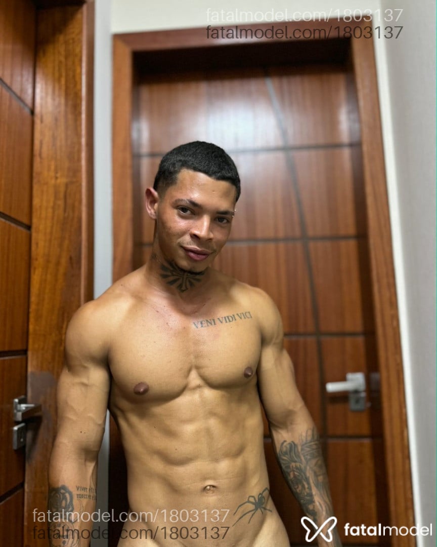 Acompanhante homem com cabelo castanho de olhos castanhos em Tijucas - Gabriel
