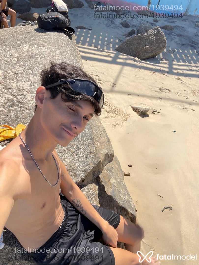 Acompanhante homem com cabelo castanho de olhos castanhos em Belo Horizonte Acompanhante homem com cabelo castanho de olhos castanhos em Belo Horizonte - Keven
