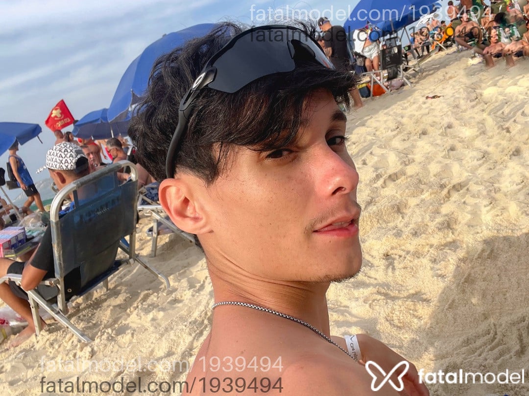Acompanhante homem com cabelo castanho de olhos castanhos em Belo Horizonte Acompanhante homem com cabelo castanho de olhos castanhos em Belo Horizonte - Keven