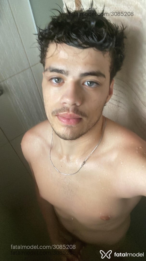 Acompanhante homem com cabelo castanho de olhos cinza em Santos - Pedrinho Azul